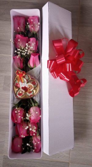 Caja por 12 rosas con chocolates R30