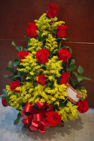 Piramide por 12 rosas y solidago R38