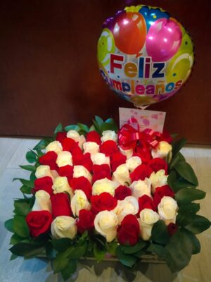 Caja por 50 rosas y globo R90