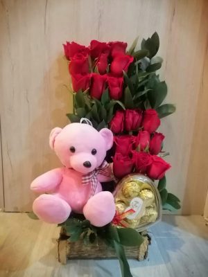 Escalera de 18 rosas con chocolates y peluche R55