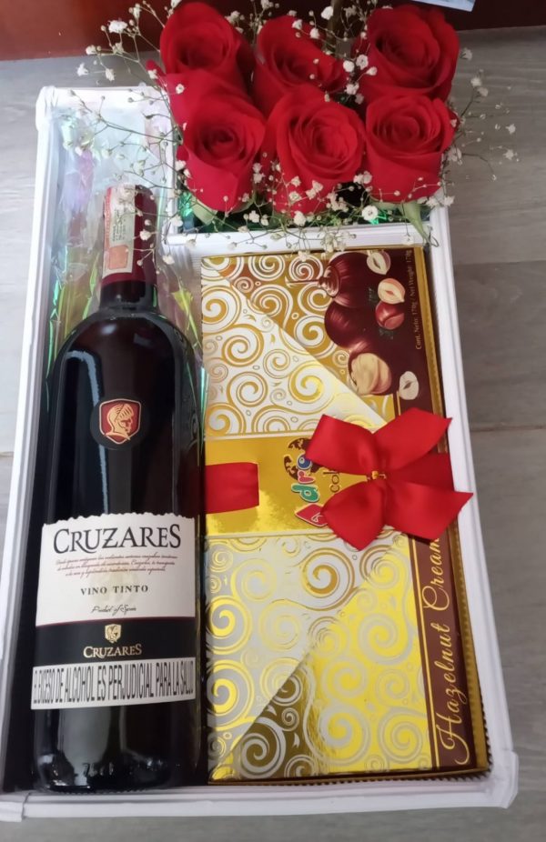 Caja vino  chocolates y 6 rosas R84