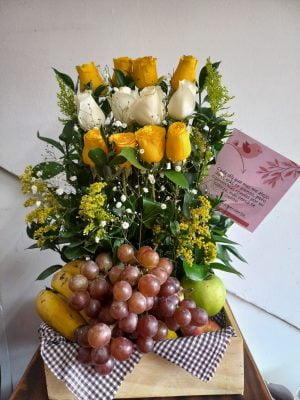 12 rosas  con frutas en caja de madera R68