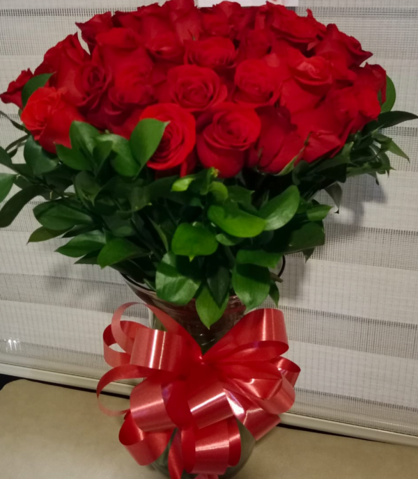 Bouquet de 50 rosas en jarrón de cristal R92