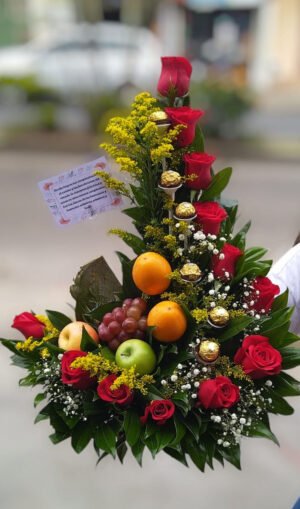 Arreglo de chocolates rosas y  fruta R57